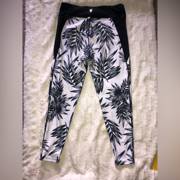 Betsy Johnson performance Leggings.  White with pretty black palm print sz- L - Picture 2 of 8